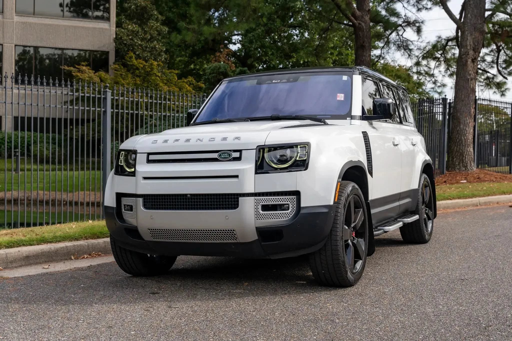 Used 2022 Land Rover Defender 110 SE AWD/4WD image 2