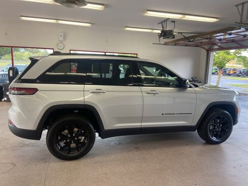 New 2025 Jeep Grand Cherokee 4WD image 21