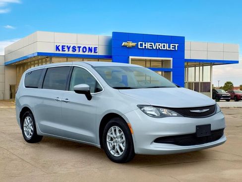 Used 2023 Chrysler Voyager LX FWD image 1