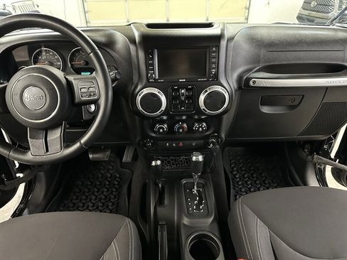 Used 2015 Jeep Wrangler Unlimited Rubicon w/ Connectivity Group AWD/4WD image 26