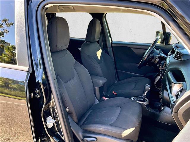 Used 2017 Jeep Renegade Latitude AWD/4WD image 9