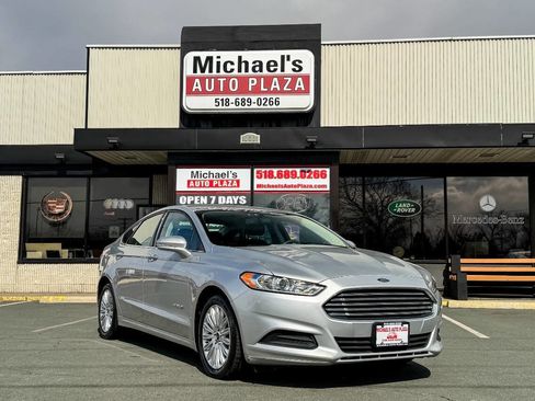 Used 2015 Ford Fusion SE image 2