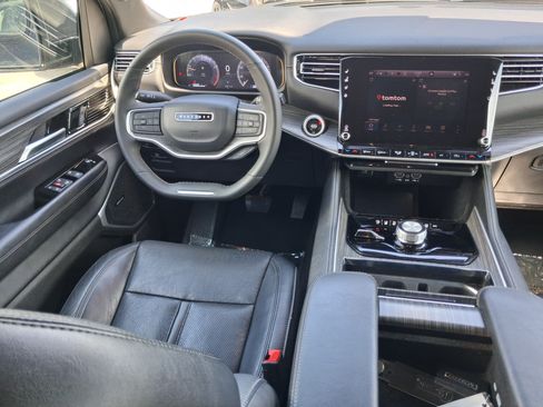 Used 2024 Jeep Wagoneer L Series II w/ Flexible Seating Group AWD/4WD image 9