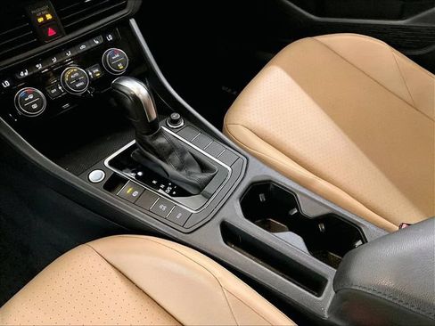 Used 2020 Volkswagen Jetta SE w/ SE Cold Weather Package FWD image 16