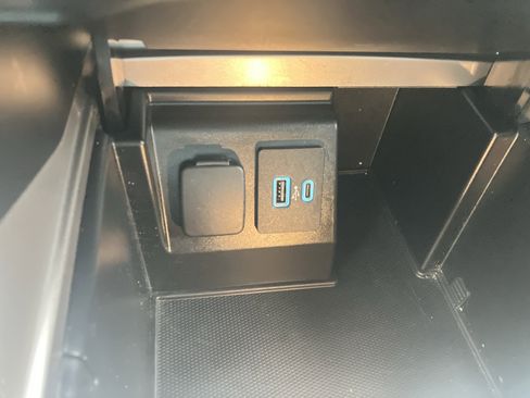 Used 2020 Ford Explorer XLT w/ Equipment Group 202A AWD/4WD image 30