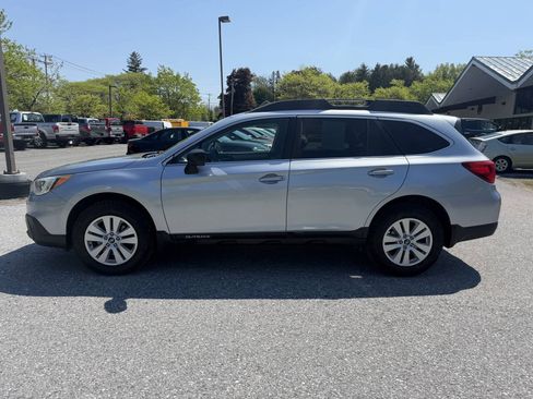 Used 2017 Subaru Outback 2.5i Premium AWD/4WD image 2