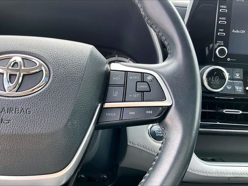 Used 2022 Toyota Highlander XLE FWD image 22