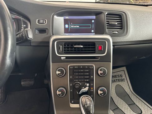 Used 2015 Volvo V60 T5 Premier image 16