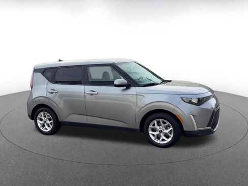 Used 2025 Kia Soul LX w/ LX Technology Package FWD image 2