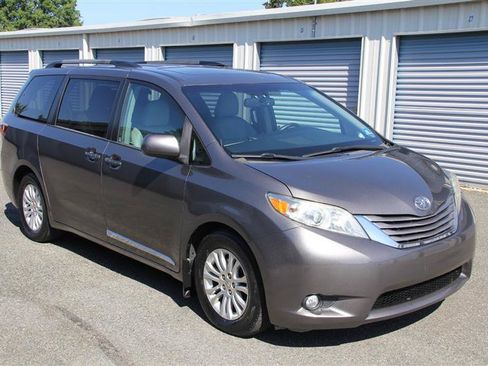 Used 2016 Toyota Sienna XLE w/ XLE Navigation Package FWD image 4