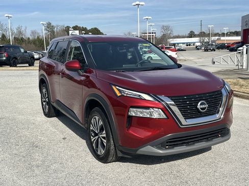 Used 2023 Nissan Rogue SV image 3