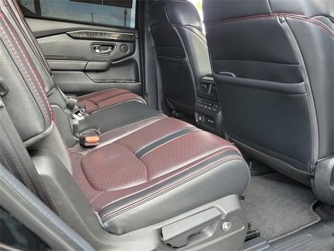Used 2025 Honda Pilot Black Edition image 24