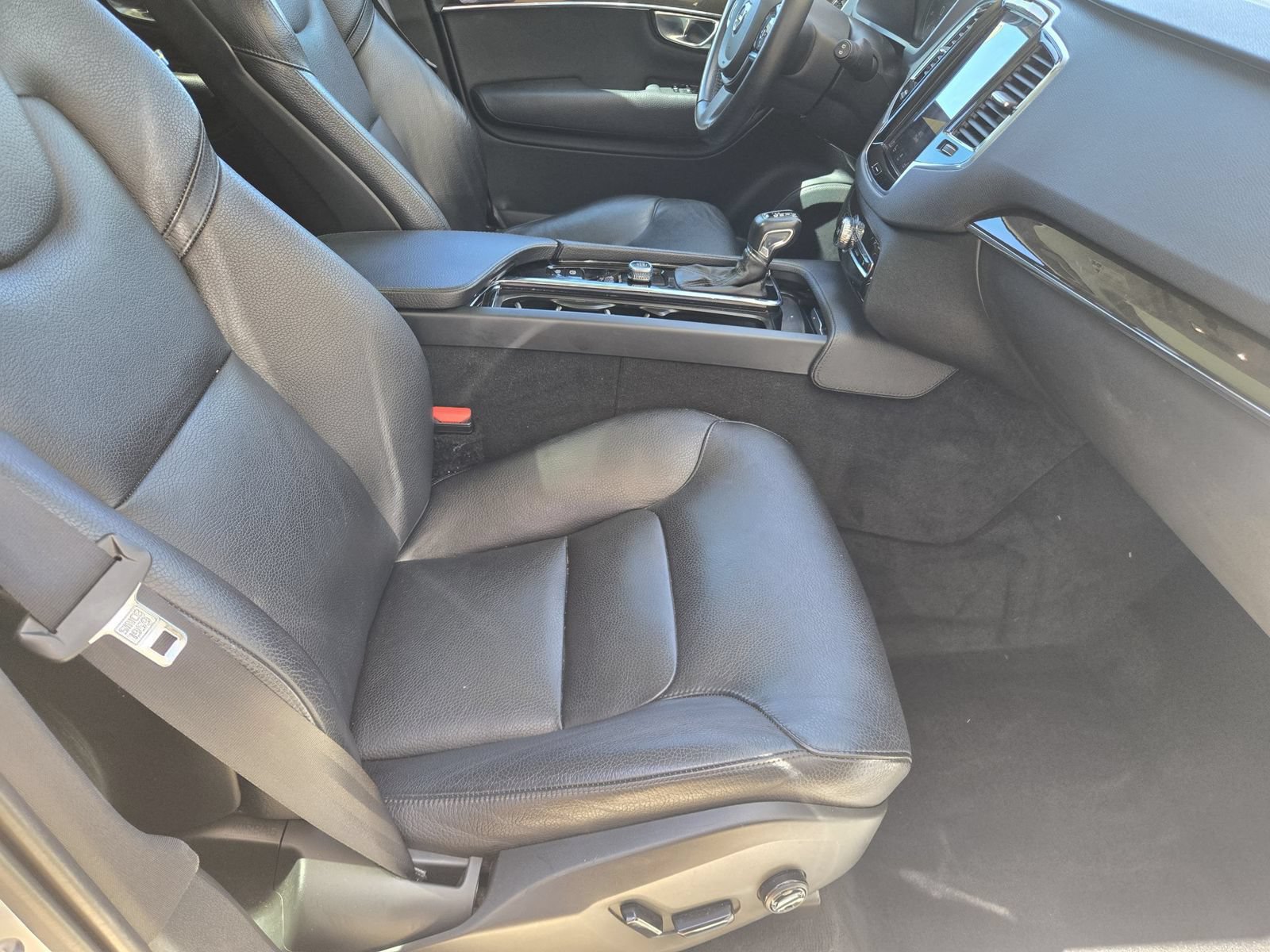 Used 2018 Volvo XC90 T6 Momentum w/ Momentum Plus Package AWD/4WD image 12