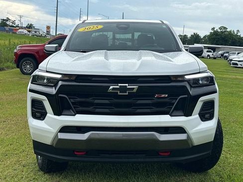 Used 2025 Chevrolet Colorado Z71 image 2