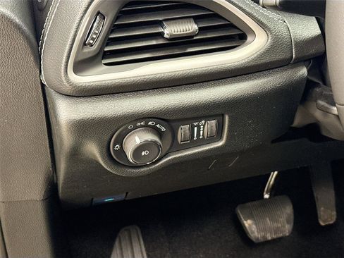 New 2026 Chrysler Pacifica Select image 10