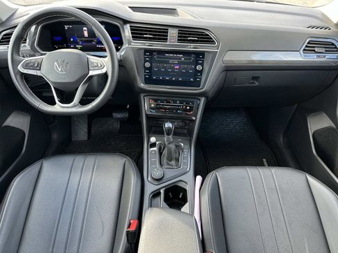 Used 2023 Volkswagen Tiguan SE w/ Panoramic Sunroof Package image 9