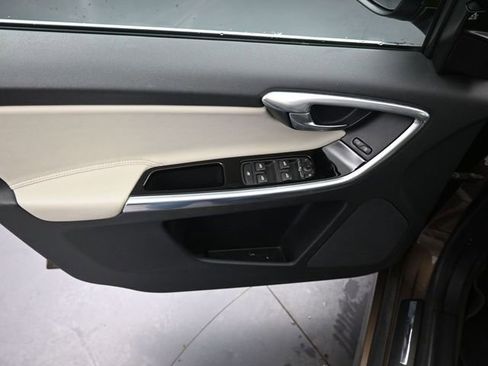 Used 2015 Volvo XC60 T5 w/ Proximity Package image 24