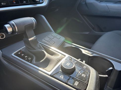 Used 2025 Kia Sportage LX image 40