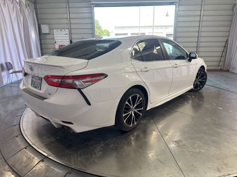 Used 2019 Toyota Camry SE FWD image 4