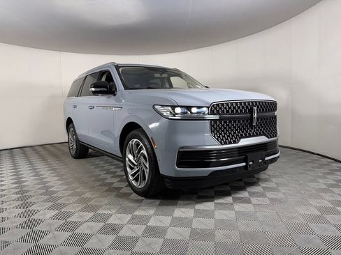 Used 2025 Lincoln Navigator Reserve AWD/4WD image 3