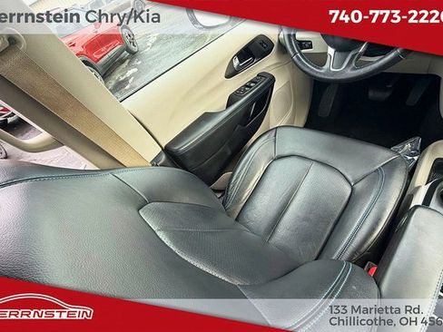 Used 2021 Chrysler Pacifica Touring-L image 10