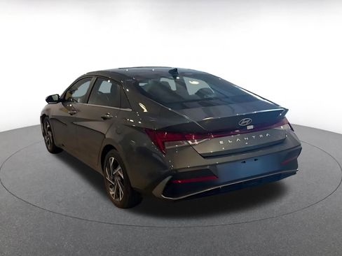 Used 2025 Hyundai Elantra SEL image 11