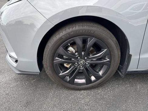 Used 2025 Toyota Sienna XSE w/ XSE Premium Package FWD image 9