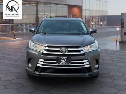 Used 2019 Toyota Highlander XLE FWD image 4
