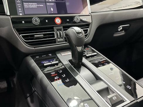 Certified 2025 Porsche Macan image 36