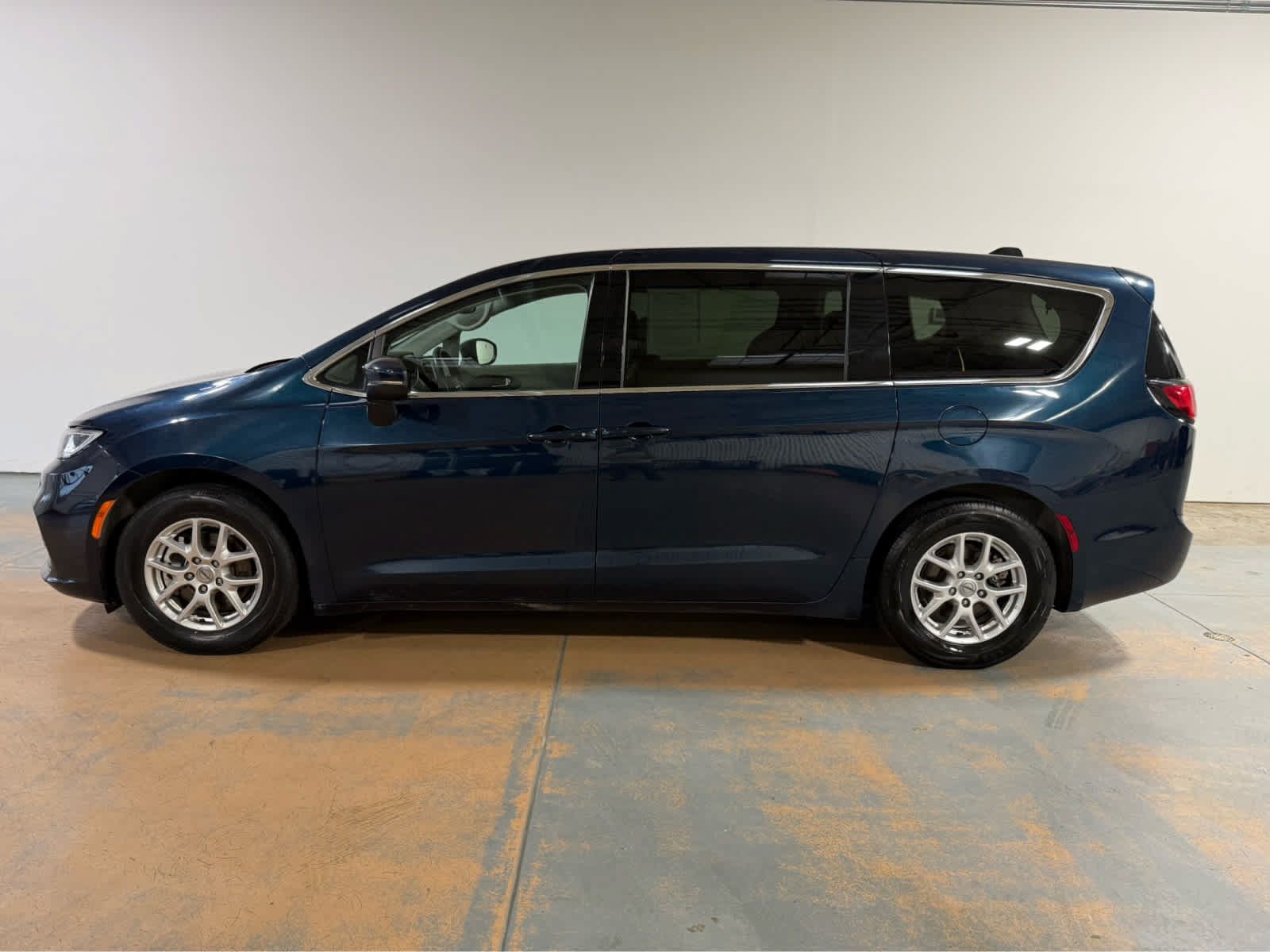 Used 2023 Chrysler Pacifica Touring-L FWD image 2