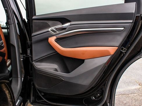 Used 2022 Audi e-tron Premium w/ Convenience Plus Package image 12