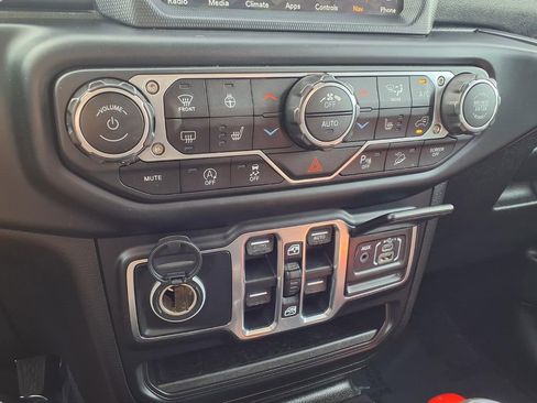 Used 2019 Jeep Wrangler Unlimited Sahara image 11