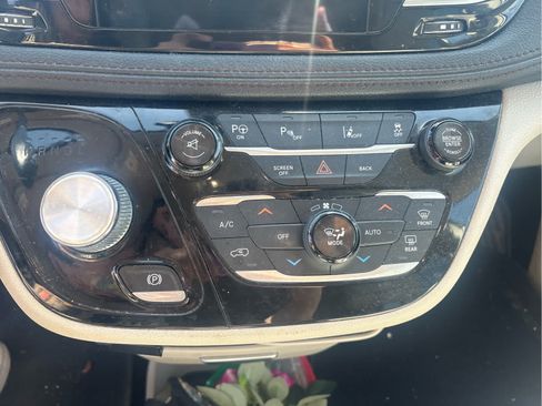 Used 2017 Chrysler Pacifica Limited w/ Advanced Safetytec Group FWD image 14