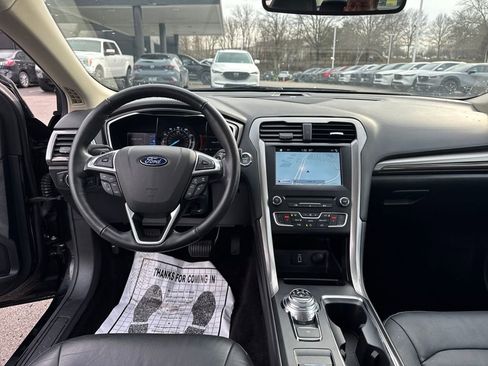 Used 2017 Ford Fusion SE w/ Fusion SE Technology Package image 12