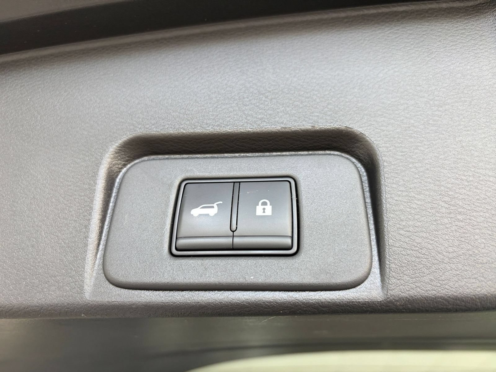 Used 2025 Nissan Rogue SV FWD image 22