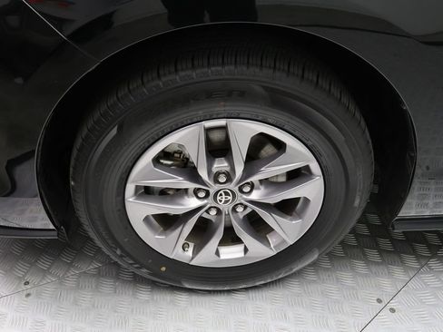 Certified 2025 Toyota Sienna LE image 4