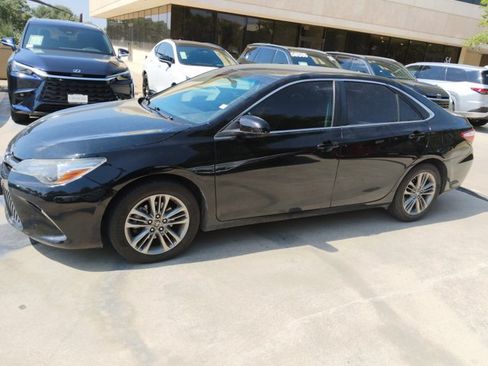 Used 2017 Toyota Camry SE FWD image 1