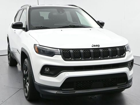 Used 2023 Jeep Compass Latitude AWD/4WD image 2