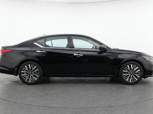 Used 2025 Nissan Altima 2.5 SV image 11