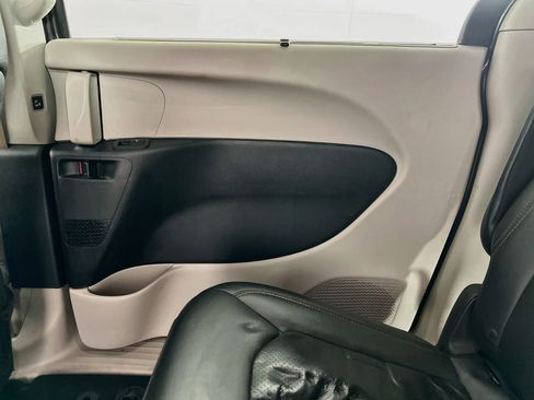 Used 2018 Chrysler Pacifica Touring-L FWD image 31