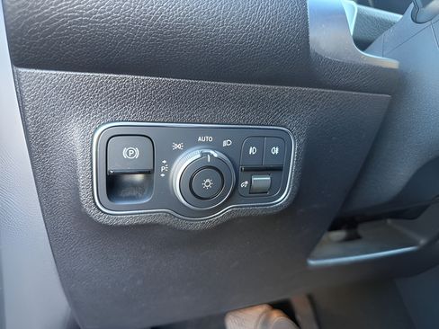 Used 2022 Mercedes-Benz GLB 250 4MATIC w/ Premium Package Lite image 14