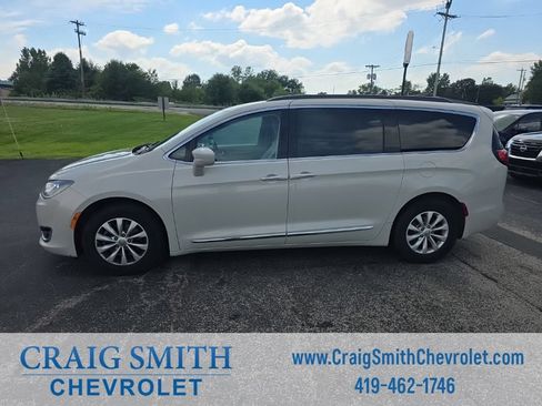 Used 2017 Chrysler Pacifica Touring-L FWD image 2