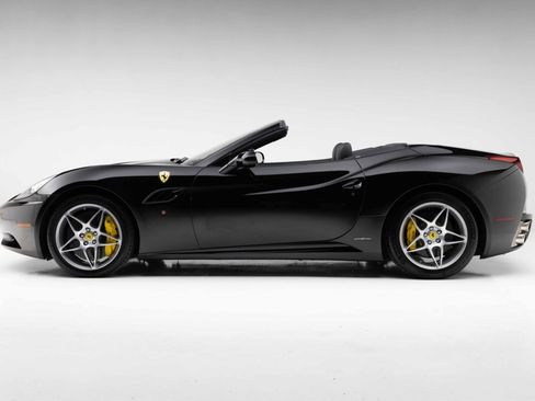 Used 2010 Ferrari California RWD image 29
