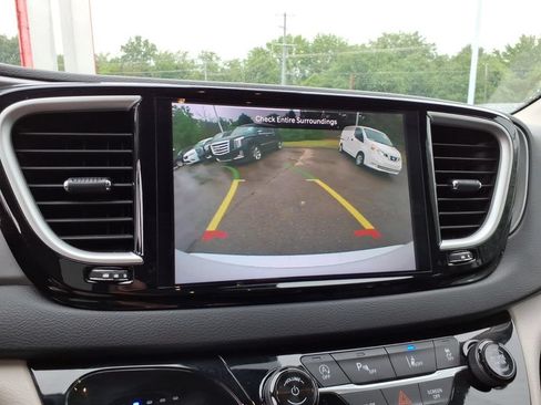 Used 2024 Chrysler Pacifica Touring-L FWD image 13