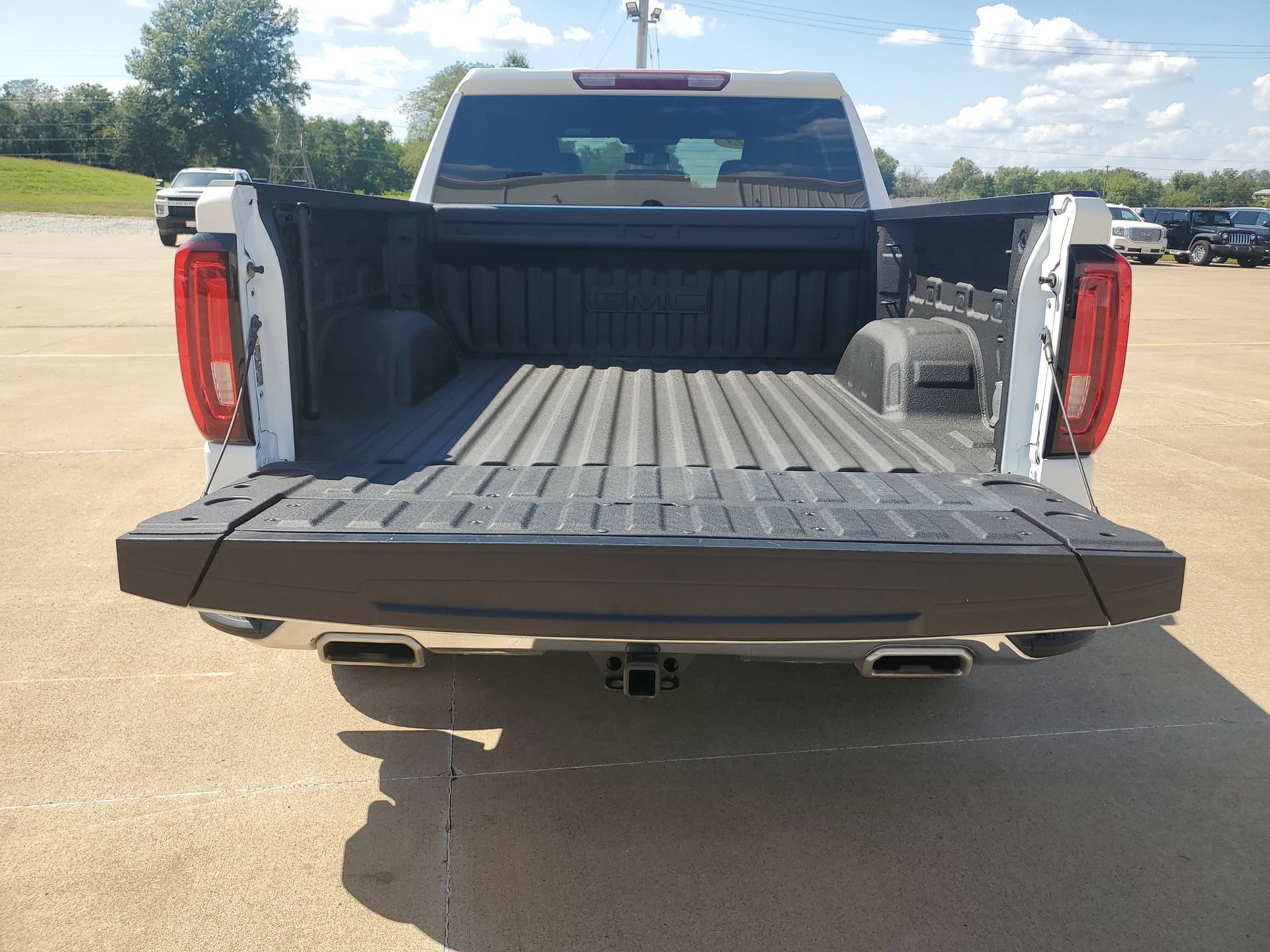 Used 2023 GMC Sierra 1500 SLT w/ SLT Premium Package AWD/4WD image 32