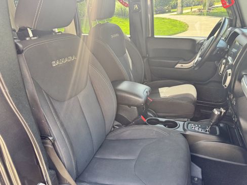 Used 2018 Jeep Wrangler Unlimited Sahara w/ Connectivity Group AWD/4WD image 17