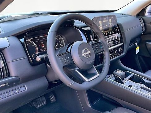 New 2025 Nissan Pathfinder SL image 6
