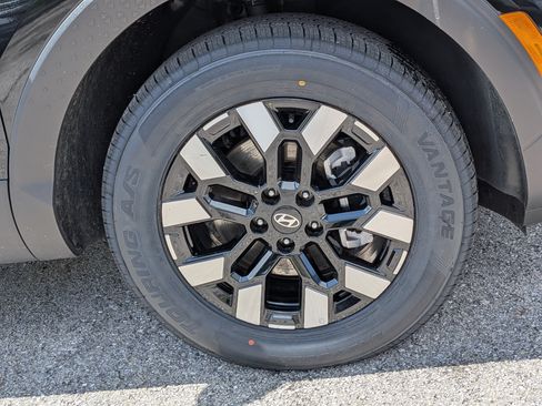 Used 2025 Hyundai Santa Cruz SE FWD image 11