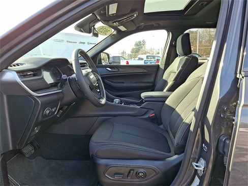 Used 2025 Jeep Grand Cherokee Laredo X image 11