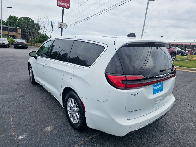 Used 2023 Chrysler Pacifica Touring-L FWD image 6